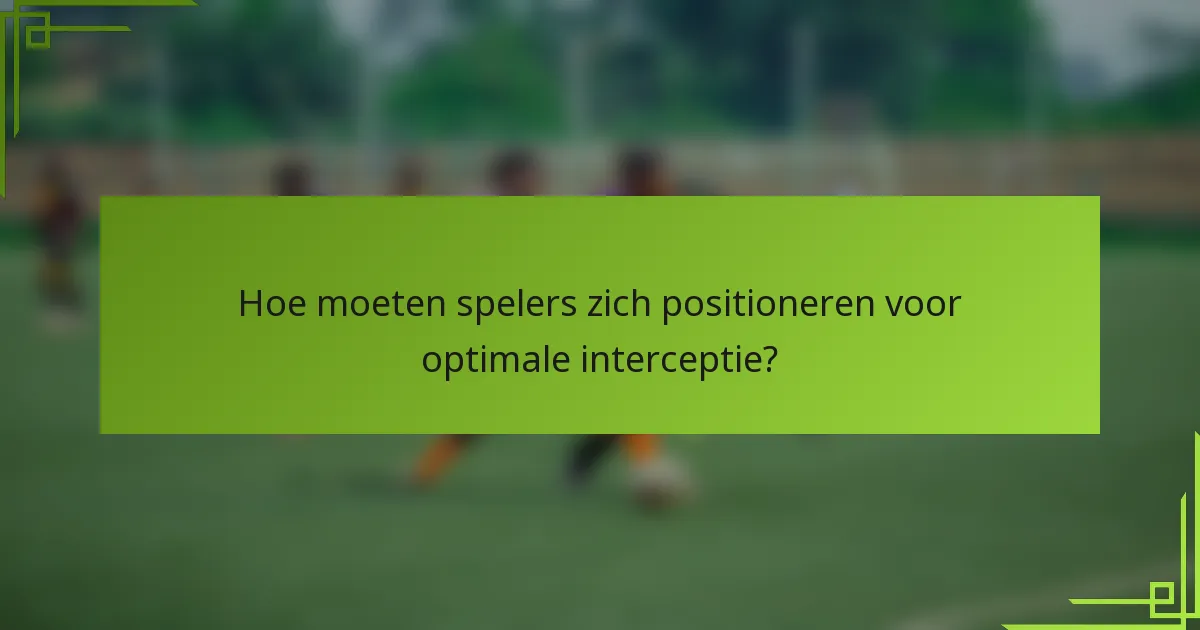 Hoe moeten spelers zich positioneren voor optimale interceptie?